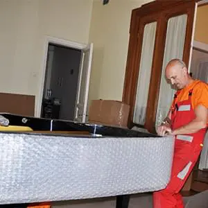 Аккуратная упаковка фортепиано для транспортировки